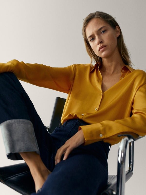 Pantone 2021: Yellow Illuminating y Ultimate Gray, los veremos en todo 4 Así puedes combinar el Yellow Illuminating con jeans. Foto Massimo Dutti