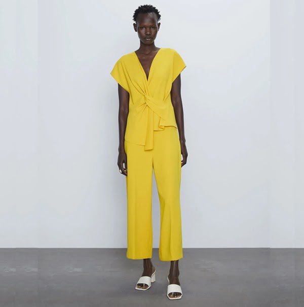 Pantone 2021: Yellow Illuminating y Ultimate Gray, los veremos en todo 5 Total look en Yellow Illuminating. Foto Zara