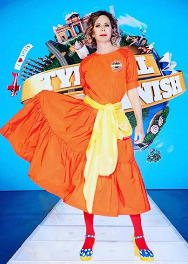 La española Agatha Ruiz de la Prada usando uno de sus diseños en color naranja. Foto Instragram @agatharuizdlprada