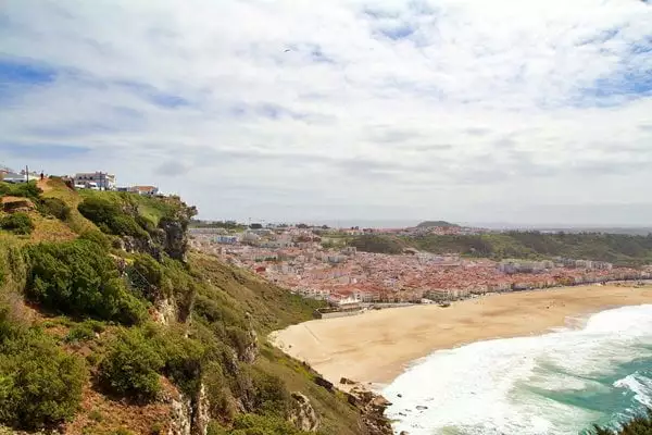 El pueblo de Nazaré, en la costa de Portugal. Foto Julian Hacker en Pixabay
