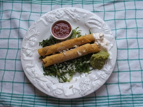 Tacos dorados de pavo. Foto Glane23 para Creative Commons