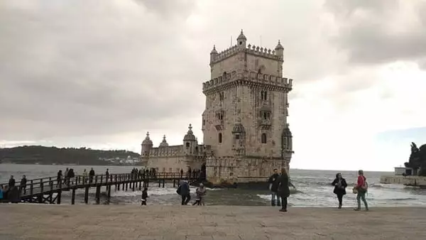 La Torre de Belém, una de las edificaciones más antiguas de Lisboa. Foto Vivian Guilhem en Pixabay