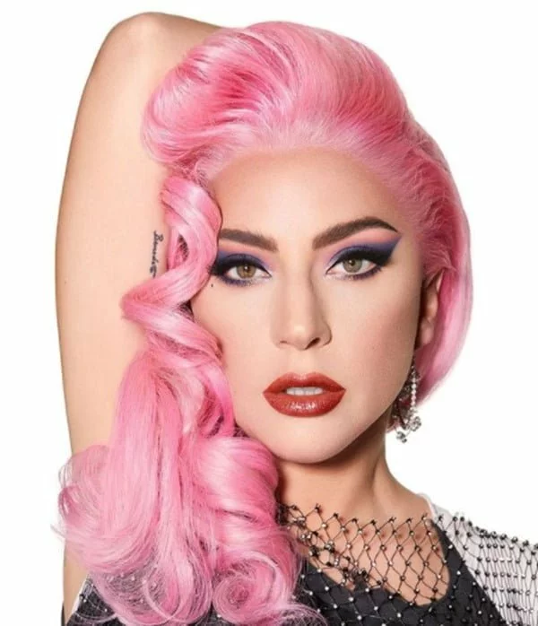 Lady Gaga y su pelo rosa caramelo. Foto Instagram @ladygaga