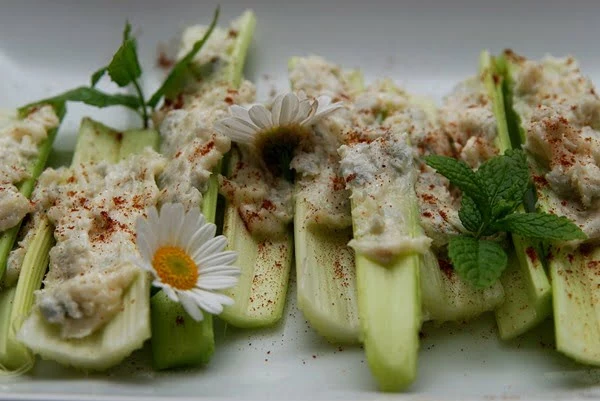 El apio y el hummus son botanas saludables y ligeras. Foto lovepetforever en Pixabay