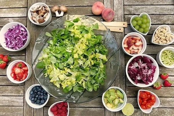 Cuida los ingredientes de tu ensalada. Foto Silviarita en Pixabay