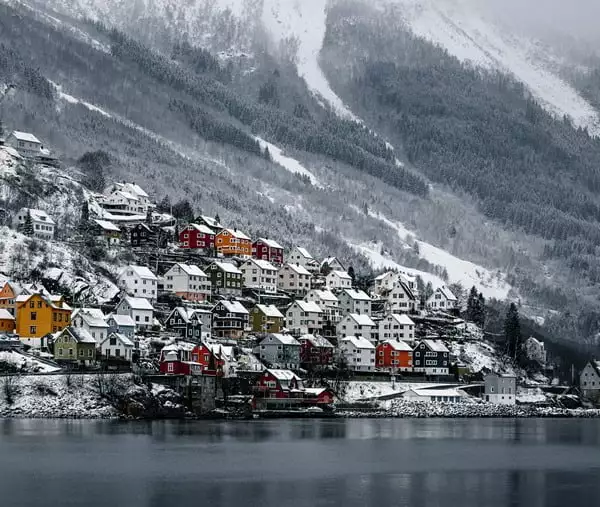 Odda es una de las más hermosas poblaciones de Noruega. Foto Lachlan Gowen en Unsplash
