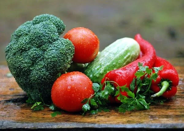 Una alimentación adecuada es indispensable para la salud de nuestro organismo. Foto Jerzy Górecki en Pixabay
