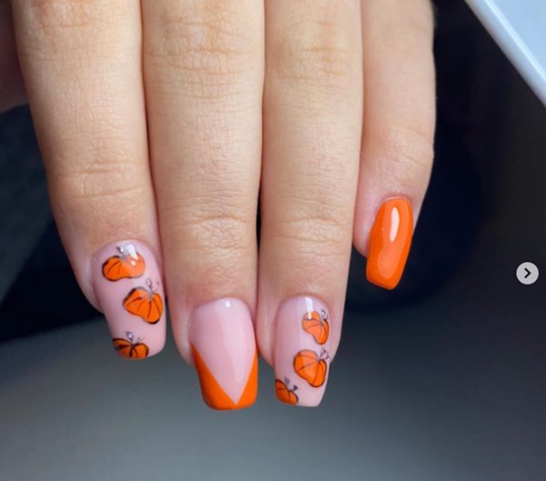 Sencillas calabazas sobre base nude o naranja. Foto Instagram @cutiecles.x