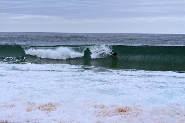 Nazaré, en Portugal, es famoso por sus olas gigantes. Foto ylutz6078 en Pixabay