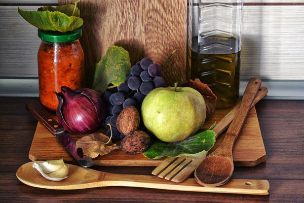 Para recobrar el equilibro, consume alimentos depurativos. Foto DanaTentis en Pixabay
