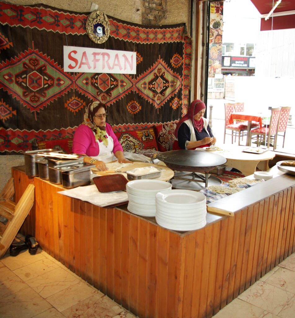 En Estambul las mujeres cubren su cabeza pero el codigo de vestimenta es mas relajado para los visitantes. Foto palomamoraguerrerophoto