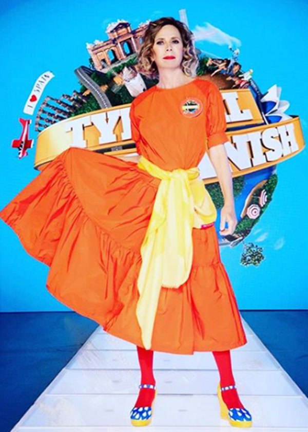La española Agatha Ruiz de la Prada usando uno de sus diseños en color naranja. Foto Instragram @agatharuizdlprada