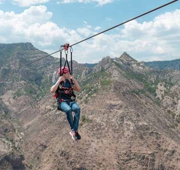 Las tirolesas del Parque Aventura Barrancas del Cobre se encuentran sobre la Sierra Tarahumara. Foto: Instagram @parquebarrancas