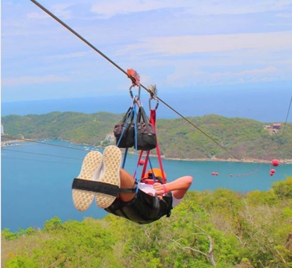 Xtasea cruza la bahía de Puerto Marqués. Foto: Instagram @xtaseatirolesa