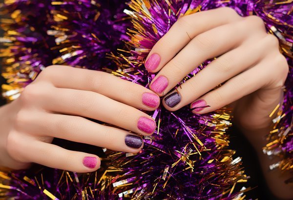 Las más divertidas uñas para celebrar Navidad y Año Nuevo. Foto: Devmaryna para Freepik