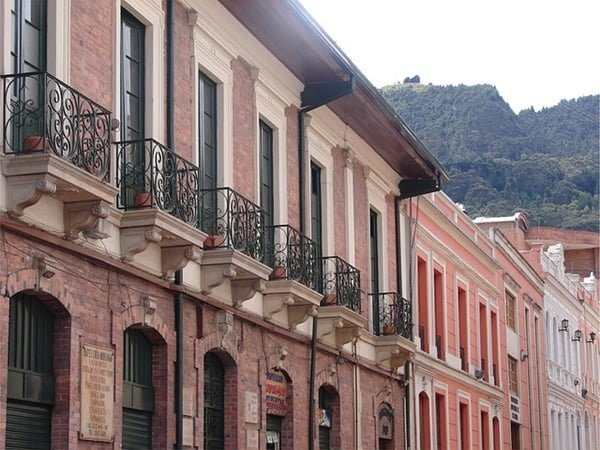 El barrio de La Candelaria, en Bogotá, uno de los lugares que se mencionan en la serie Rompan Todo. Foto Walter Saravia en Pixabay