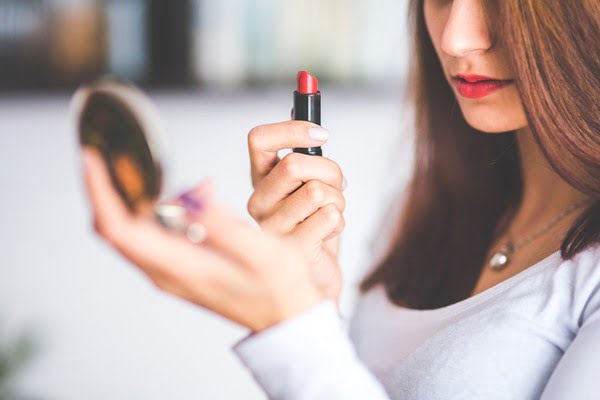 Los labios rojos son perfectos para mujeres extrovertidas. Foto Karolina Grabowska en Pixabay