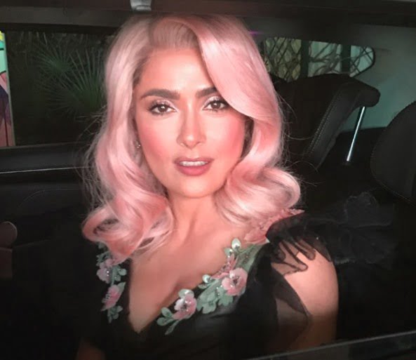 Salma Hayek se tiñó el pelo rosa para el Festival de Cannes en 2017. Foto Instagram @salmahayek