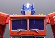Hasbro revela un robot de Optimus Prime que se transforma solo