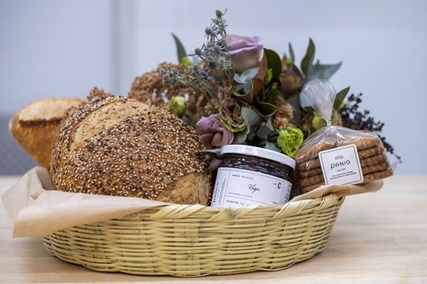 Flores y pan, una combinación que ofrece Panio y Aristería. Foto Cortesía