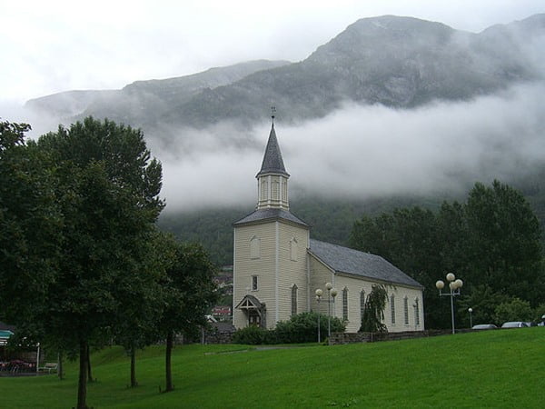 La iglesia parroquial de Odda en Noruega. Foto Kalev Kevad para Licencia Creative Commons