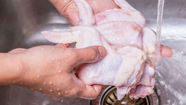 ¿Cuál es la forma más segura de lavar el pollo en la cocina?