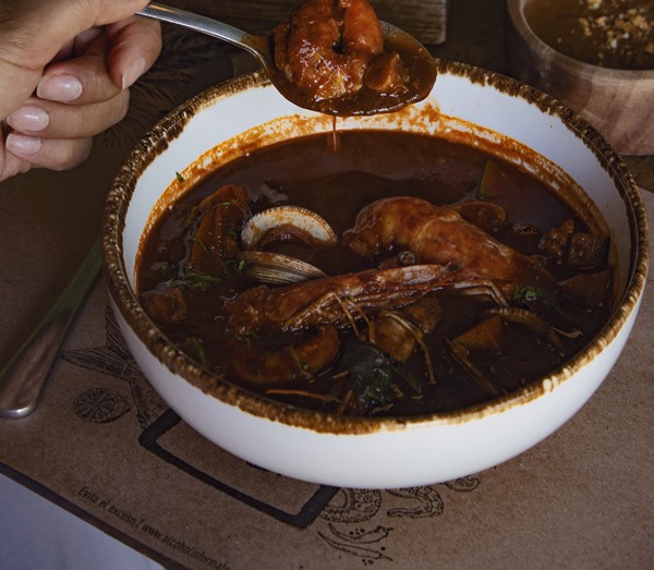 Mole de olla de mariscos