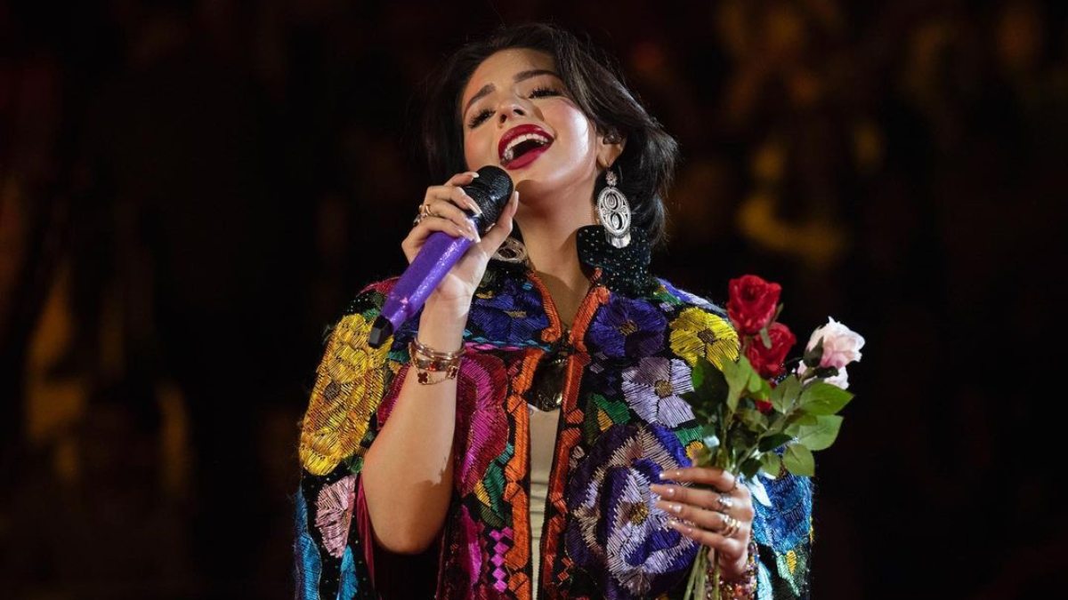 Ángela Aguilar deslumbra en los Latin AMAs con atrevido minivestido rojo